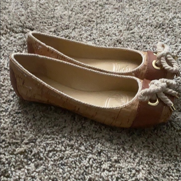 Tan Gianni Bini Flats - Picture 2 of 3